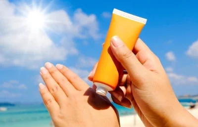 وچه کرم ضد آفتاب بی رنگ پوست خشک و معمولی SPF+50